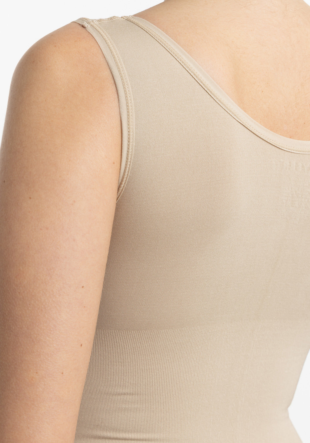 CAMISETA MODELADORA SIN COSTURA BEIGE DE MUJER