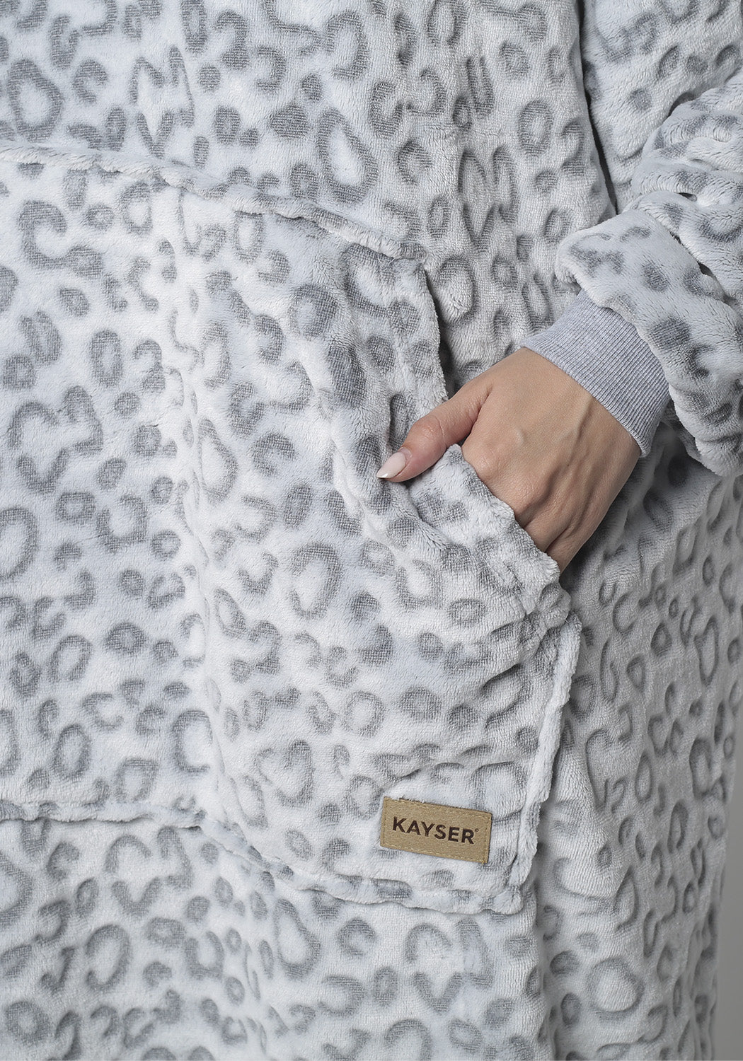 PONCHO CON CAPUCHA CORAL FLEECE GRIS MUJER