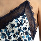 CAMISOLA DE MICROFIBRA CON BRETEL AZUL DE MUJER